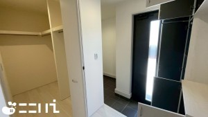 姫路市継、新築一戸建ての玄関画像です