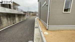 相生市双葉、新築一戸建ての前面道路を含む現地写真画像です