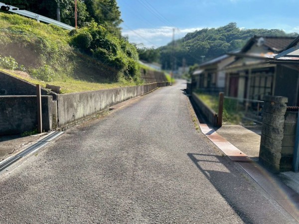 相生市千尋町、中古一戸建ての前面道路を含む現地写真画像です