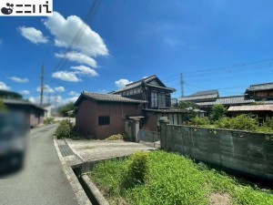 たつの市揖保川町半田、中古一戸建ての前面道路を含む現地写真画像です