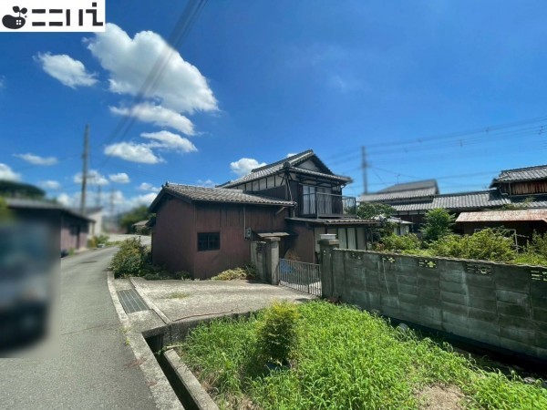 たつの市揖保川町半田、中古一戸建ての前面道路を含む現地写真画像です