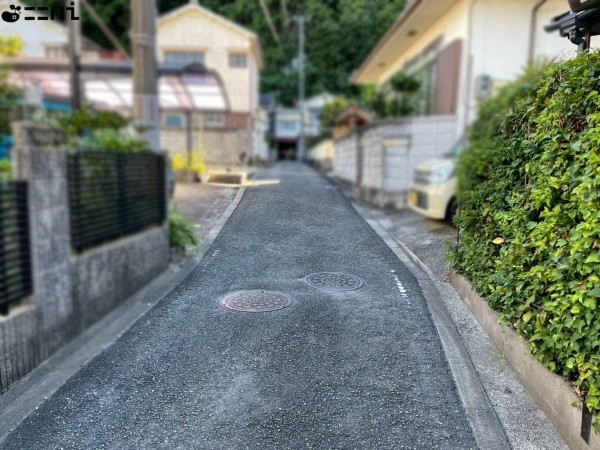 たつの市龍野町下霞城、中古一戸建ての前面道路を含む現地写真画像です