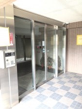 姫路市飾磨区三宅、収益/事業用物件/マンションのエントランス画像です