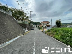 姫路市北平野、中古一戸建ての前面道路を含む現地写真画像です