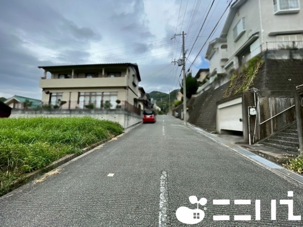 姫路市北平野、中古一戸建ての前面道路を含む現地写真画像です