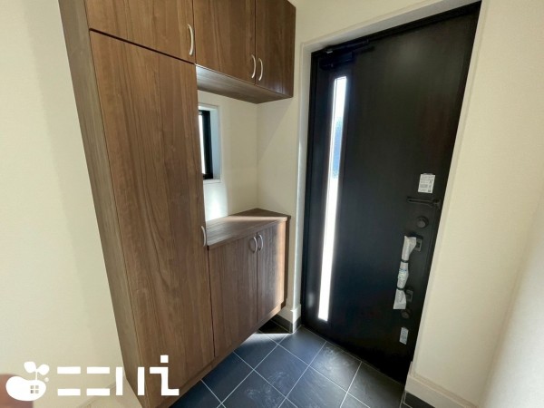 姫路市大津区新町、新築一戸建ての玄関画像です