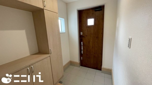 姫路市奥山、新築一戸建ての玄関画像です