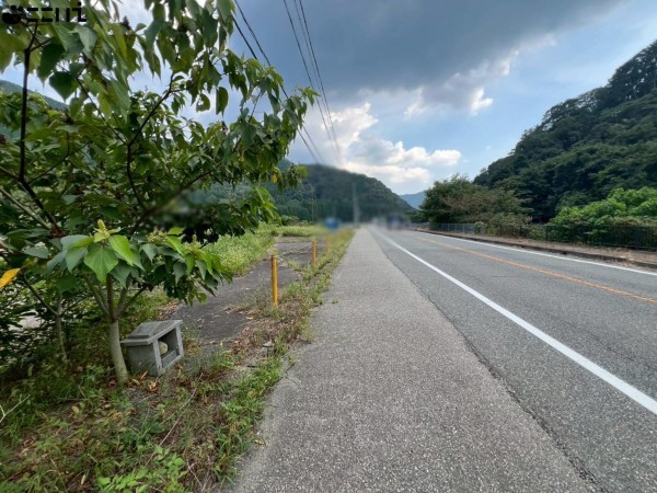 たつの市新宮町鍛冶屋、土地の前面道路を含む現地写真画像です