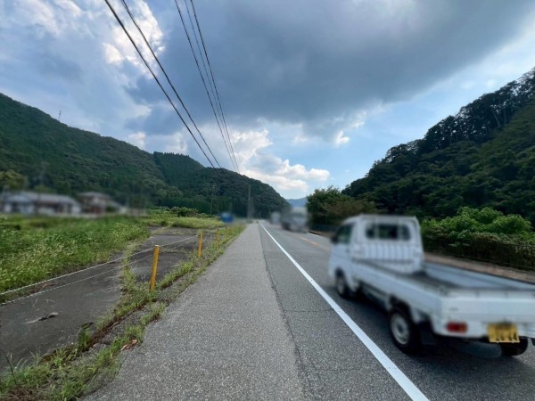 たつの市新宮町鍛冶屋、土地の前面道路を含む現地写真画像です