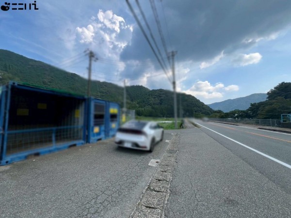 たつの市新宮町鍛冶屋、土地の前面道路を含む現地写真画像です