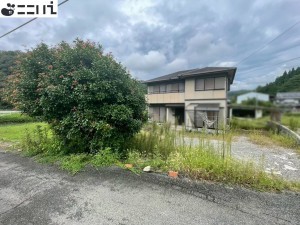 たつの市新宮町上莇原、中古一戸建ての前面道路を含む現地写真画像です