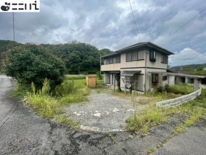 たつの市新宮町上莇原、中古一戸建ての前面道路を含む現地写真画像です