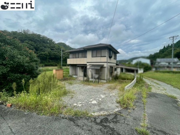 たつの市新宮町上莇原、中古一戸建ての前面道路を含む現地写真画像です