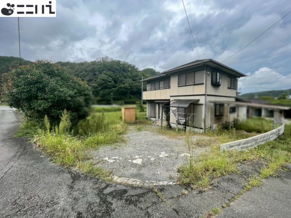 たつの市新宮町上莇原、中古一戸建ての前面道路を含む現地写真画像です