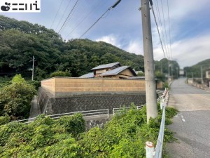 相生市大谷町、中古一戸建ての前面道路を含む現地写真画像です