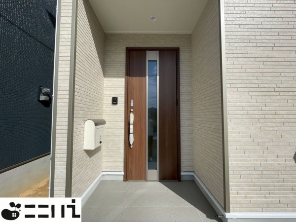 揖保郡太子町太田、新築一戸建ての玄関画像です