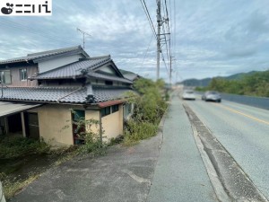 たつの市新宮町下野、中古一戸建ての前面道路を含む現地写真画像です