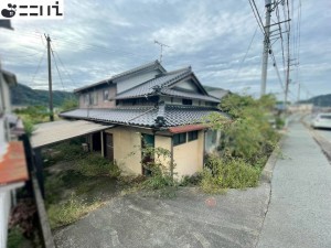 たつの市新宮町下野、中古一戸建ての前面道路を含む現地写真画像です