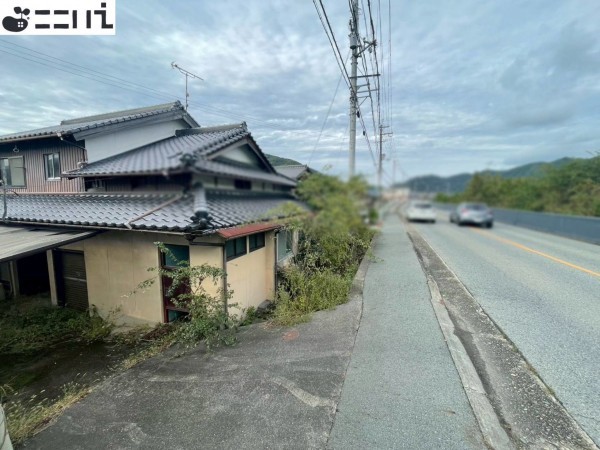 たつの市新宮町下野、中古一戸建ての前面道路を含む現地写真画像です