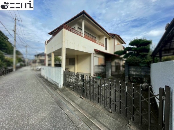 たつの市龍野町上川原、中古一戸建ての前面道路を含む現地写真画像です