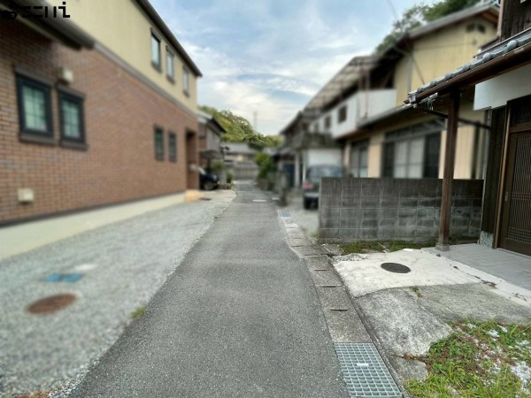 相生市千尋町、中古一戸建ての前面道路を含む現地写真画像です