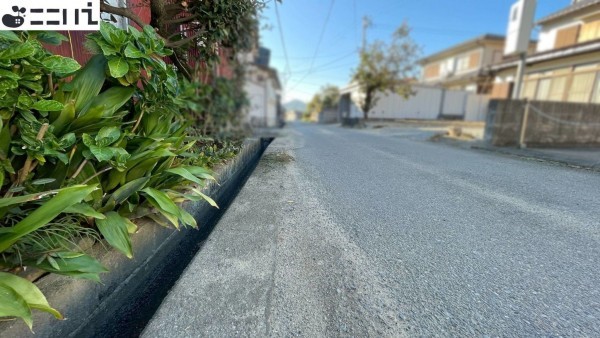 たつの市御津町中島、中古一戸建ての前面道路を含む現地写真画像です