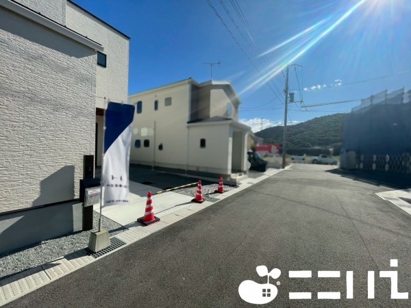 姫路市北原、新築一戸建ての前面道路を含む現地写真画像です