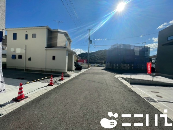 姫路市北原、新築一戸建ての前面道路を含む現地写真画像です