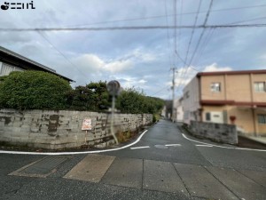 たつの市誉田町福田、中古一戸建ての前面道路を含む現地写真画像です