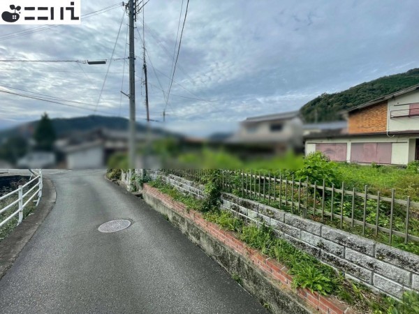 たつの市新宮町下笹、中古一戸建ての前面道路を含む現地写真画像です