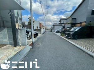 姫路市新在家、中古一戸建ての前面道路を含む現地写真画像です
