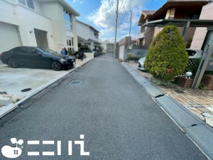 姫路市新在家、中古一戸建ての前面道路を含む現地写真画像です