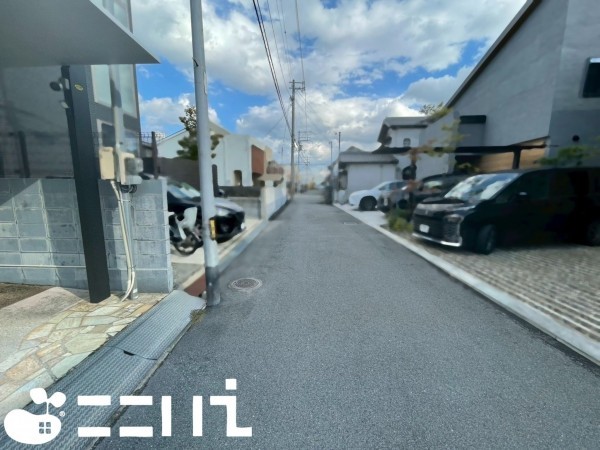 姫路市新在家、中古一戸建ての前面道路を含む現地写真画像です
