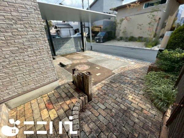 姫路市新在家、中古一戸建ての前面道路を含む現地写真画像です