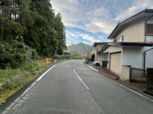 たつの市新宮町宮内、中古一戸建ての前面道路を含む現地写真画像です