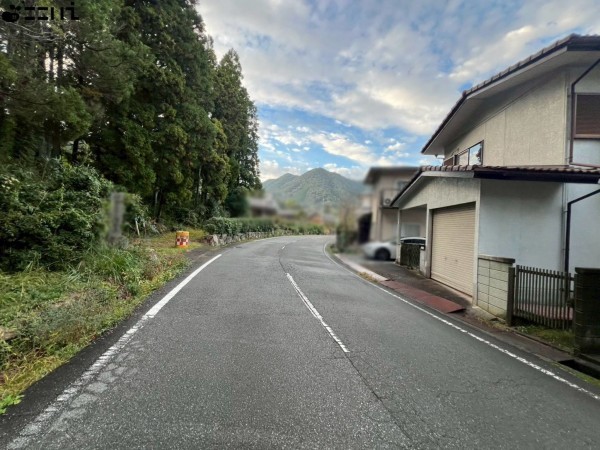 たつの市新宮町宮内、中古一戸建ての前面道路を含む現地写真画像です