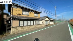 たつの市揖西町住吉、中古一戸建ての前面道路を含む現地写真画像です