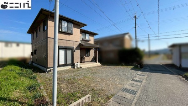 たつの市揖西町住吉、中古一戸建ての前面道路を含む現地写真画像です