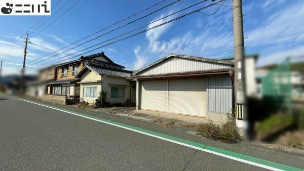 たつの市揖西町住吉、中古一戸建ての前面道路を含む現地写真画像です