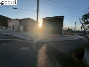 相生市那波野、新築一戸建ての前面道路を含む現地写真画像です
