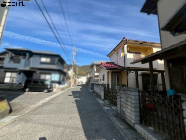 たつの市龍野町片山、中古一戸建ての前面道路を含む現地写真画像です