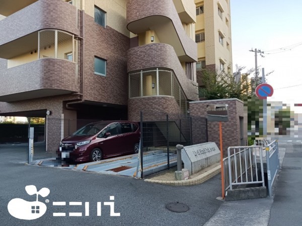 姫路市三左衛門堀西の町、マンションの駐車場画像です