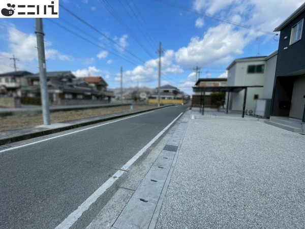 たつの市新宮町井野原、新築一戸建ての前面道路を含む現地写真画像です