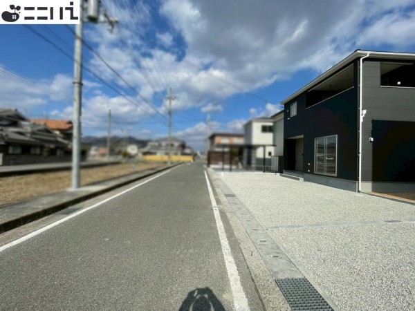 たつの市新宮町井野原、新築一戸建ての前面道路を含む現地写真画像です