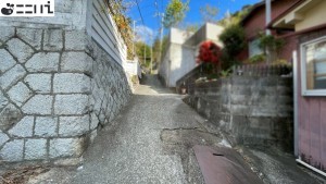 たつの市御津町岩見、中古一戸建ての前面道路を含む現地写真画像です