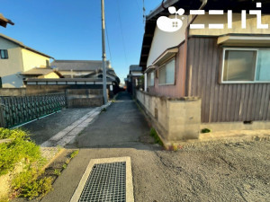 姫路市網干区津市場、中古一戸建ての前面道路を含む現地写真画像です