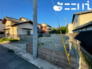 姫路市網干区津市場、中古一戸建ての前面道路を含む現地写真画像です