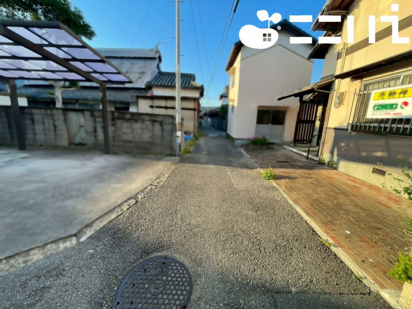 姫路市網干区津市場、中古一戸建ての前面道路を含む現地写真画像です