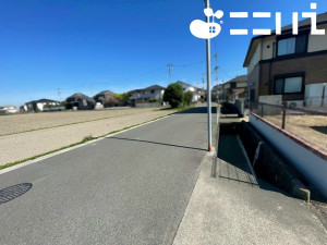 姫路市網干区坂上、中古一戸建ての前面道路を含む現地写真画像です