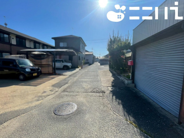 姫路市網干区坂上、中古一戸建ての前面道路を含む現地写真画像です
